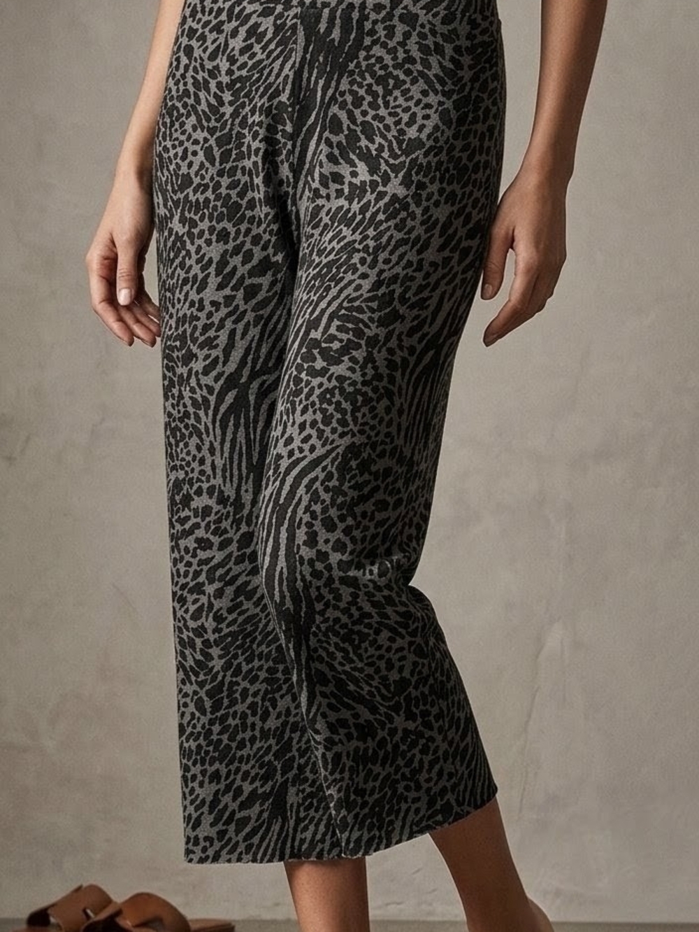 Secret Treasures Black and Gray Animal-Print Cropped Lounge Pants